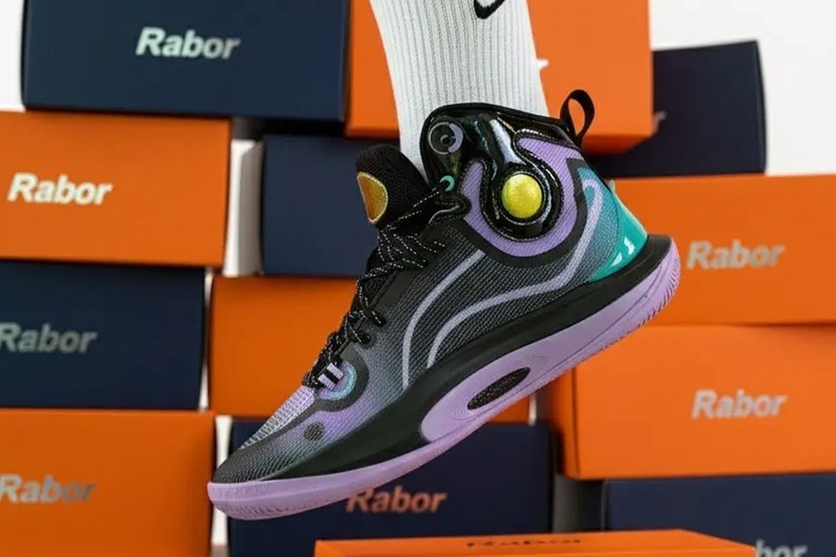 برند رابر از سال ۱۳۶۰ در بازار کفش ایران حضور دارد و در طول این سال‌ها به انتخاب ثابت هزاران فروشگاه تبدیل شده است.