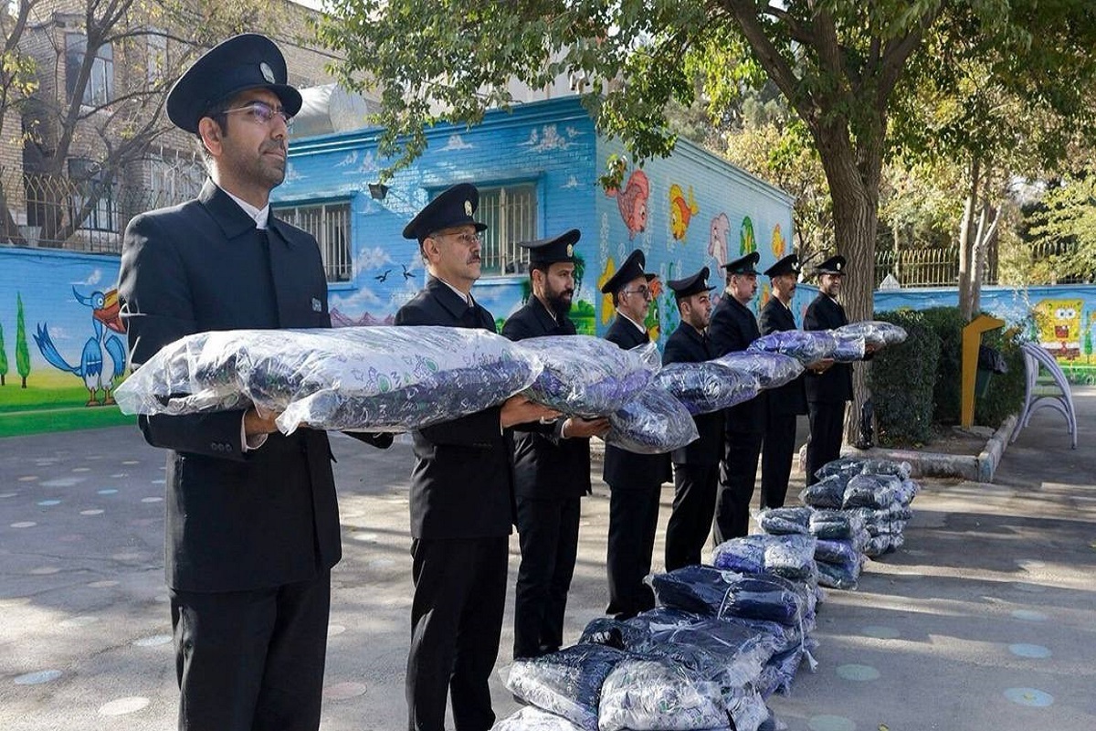 به همت خادمان آستان قدس رضوی و با محوریت معاونت اماکن متبرکه حرم مطهر رضوی، طرح حمایت از دانش‌آموزان مناطق کم‌برخوردار در قالب توزیع کاپشن زمستانی، پوشاک گرم و بسته‌های فرهنگی در چند مدرسه شهر مشهد اجرا شد.