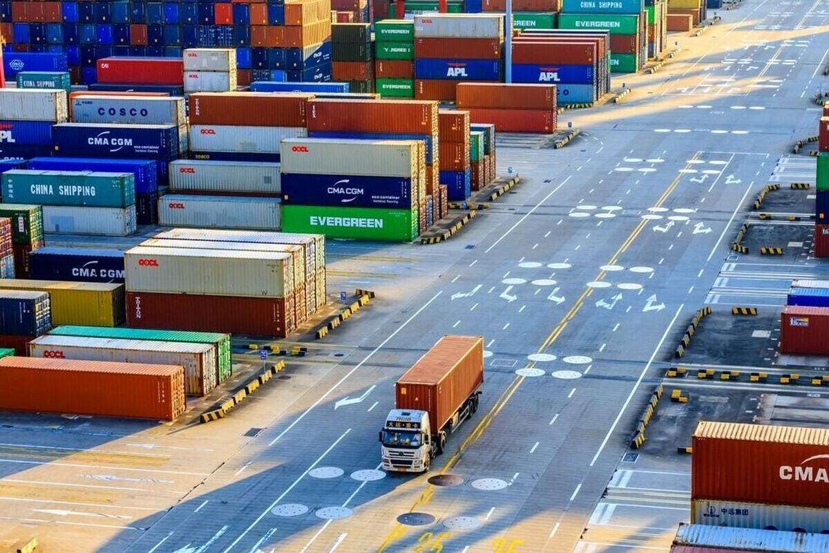 دفتر صادرات گمرک در بخشنامه‌ای حذف عوارض آب مجازی از پنج محصول خرما، پسته، انجیر، انگور و چای را به گمرکات اجرایی کشور ابلاغ کرد.