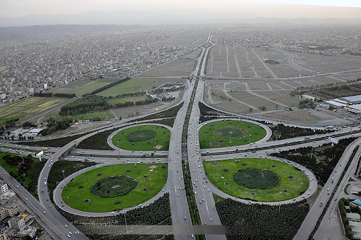 مدیرکل بنیاد مسکن انقلاب اسلامی خراسان رضوی گفت: حدود یک میلیون و ۶۰۰ نفر در حاشیه شهر زندگی می‌کنند و حاشیه شهر مشهد در ساخت‌وساز و حوادث ایمن نیست.