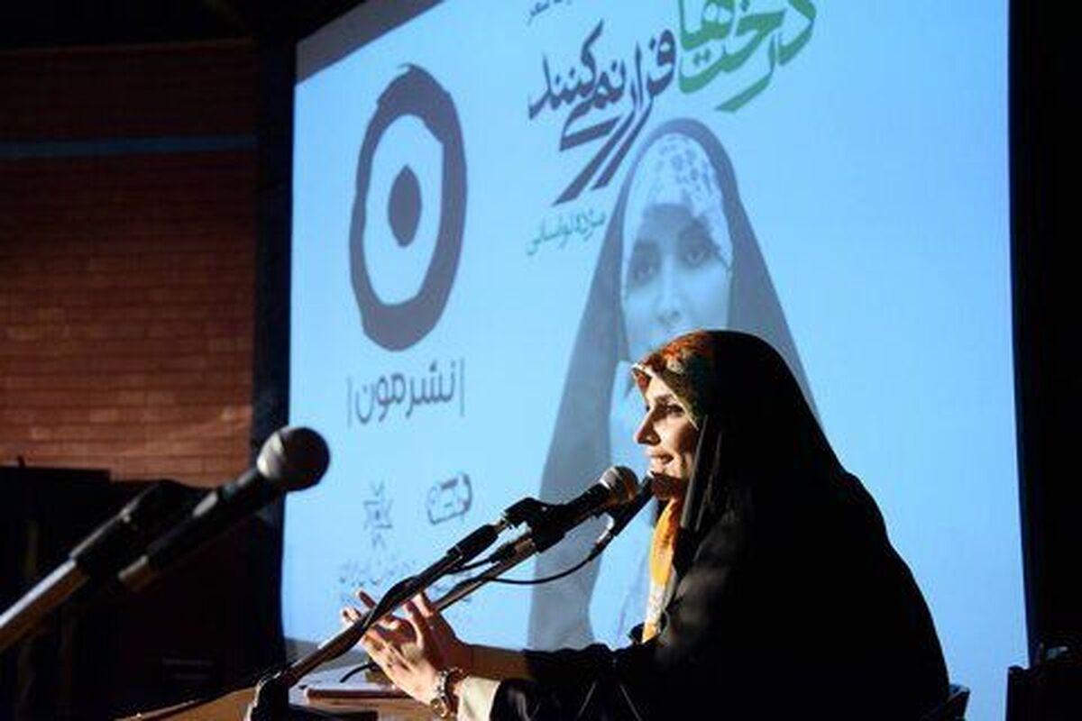 نام مژده لواسانی، مجری آشنای صداوسیما، این روز‌ها نه در مقام مجری بلکه در جایگاه شاعری که مسیر شعر را آرام و پیوسته و به دور از هیاهوی چهره بودن دنبال کرده، پیچیده است.