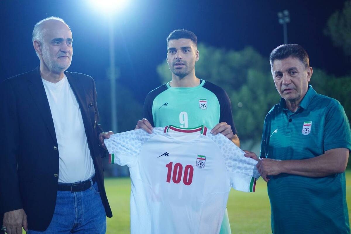 مهاجم تیم ملی با حضور در دیدار مقابل کیپ‌ورد صدمین بازی خود با پیراهن تیم ملی را ثبت کرد و پیش از تمرین امشب، مراسم ویژه‌ای برای او برگزار شد.