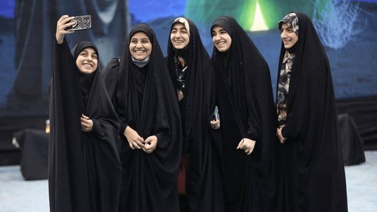 یک پژوهشگر حوزه حجاب گفت: سلامت روابط خانوادگی بزرگ‌ترین پشتوانه تربیت حیا و حجاب است. دخترانی که در خانواده‌ای گرم، محترم و امن رشد می‌کنند، خودبه‌خود به سمت پوششی عزتمندانه می‌روند، چون حجاب را نه یک قانون خشک، بلکه انعکاس کرامت و شخصیت خود می‌بینند.