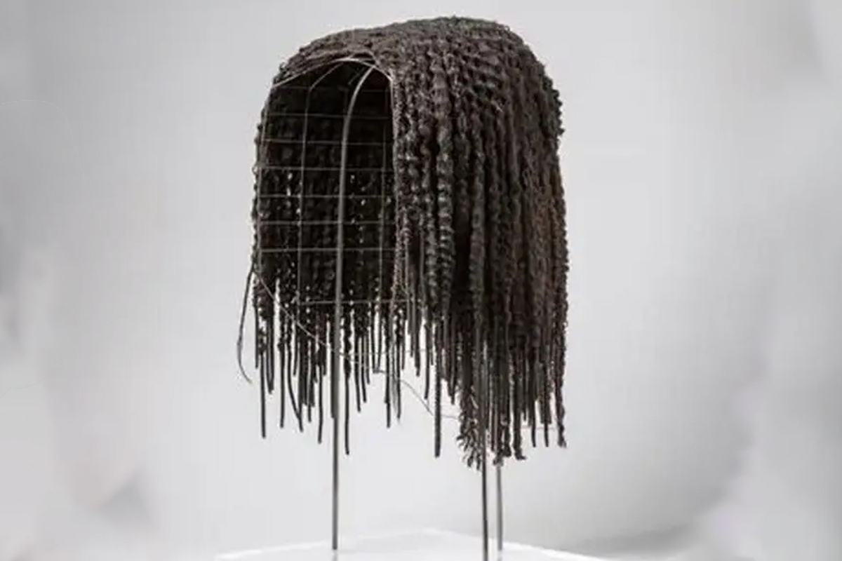 یکی از اشیاء تاریخی شگفت‌آوری که در سال‌های گذشته توسط باستان‌شناسان در مصر کشف شده است، کلاه‌گیس ۳۴۰۰ ساله مصری است که با ژل موی خانگی دوران باستان صاف شده و از موی واقعی انسان ساخته شده بود.