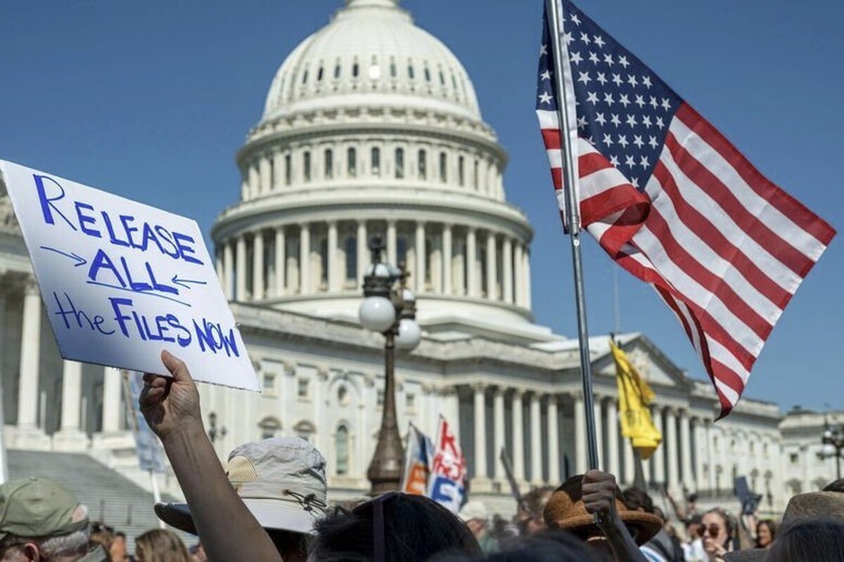 رئیس مجلس نمایندگان آمریکا گفت که تلاش‌ها برای انتشار اسناد مربوط به «جفری اپستین» میلیاردر بد نام و قاچاقچی جنسی چیزی جز یک «بازی سیاسی» برای بدنام کردن رئیس‌جمهور آمریکا نیست و دونالد ترامپ در این پرونده بی‌گناه است.