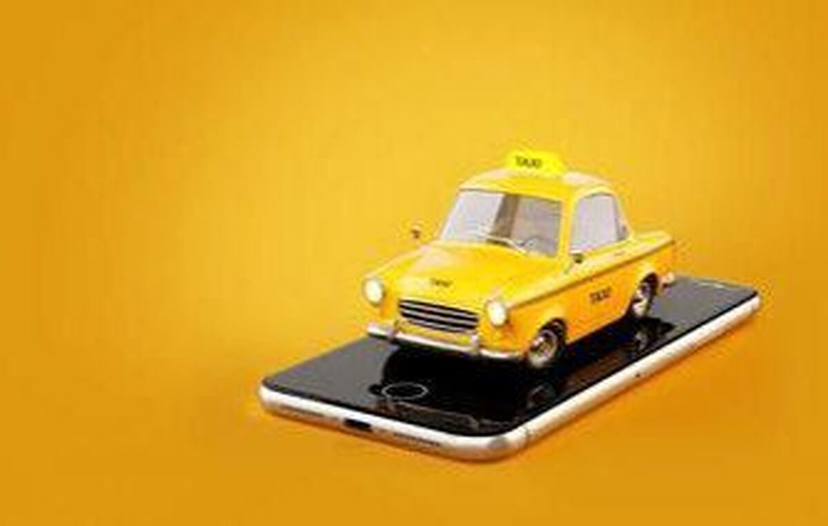 این روز‌ها بحث بیمه رانندگان تاکسی‌های اینترنتی دوباره به داغ‌ترین موضوع اقتصاد دیجیتال تبدیل شده؛ موضوعی که سال‌ها در سکوتِ میان پلتفرم‌ها، دولت و رانندگان معلق مانده بود. حالا که تعداد رانندگان هر روز بیشتر می‌شود و زیست اقتصادی هزاران خانواده به همین خودرو‌های شخصی گره خورده، مسئله بیمه مثل یک نقطه‌جوش بالا زده است.