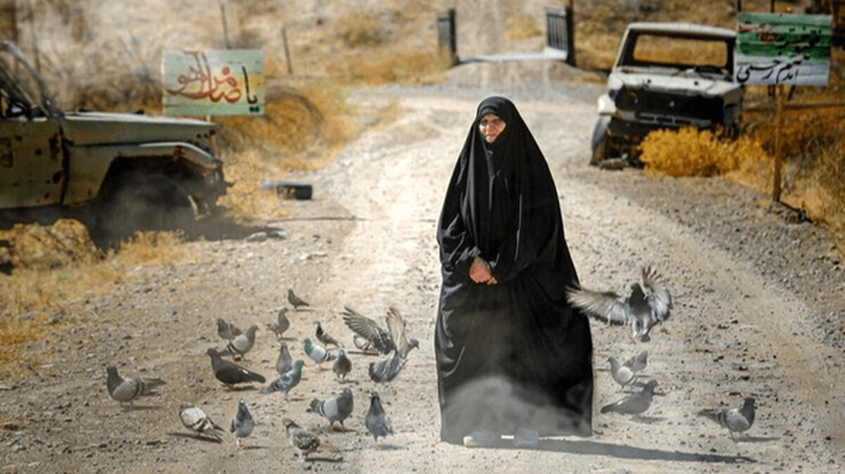 سوسنگرد بوی دود می‌داد و باروت. سرتاپای عروس و داماد جوان پر از خون بود! گرمای نفس‌های حبیب که داشت کم‌کم سرد می‌شد، خدیجه خودش را برای اسارت آماده کرد...