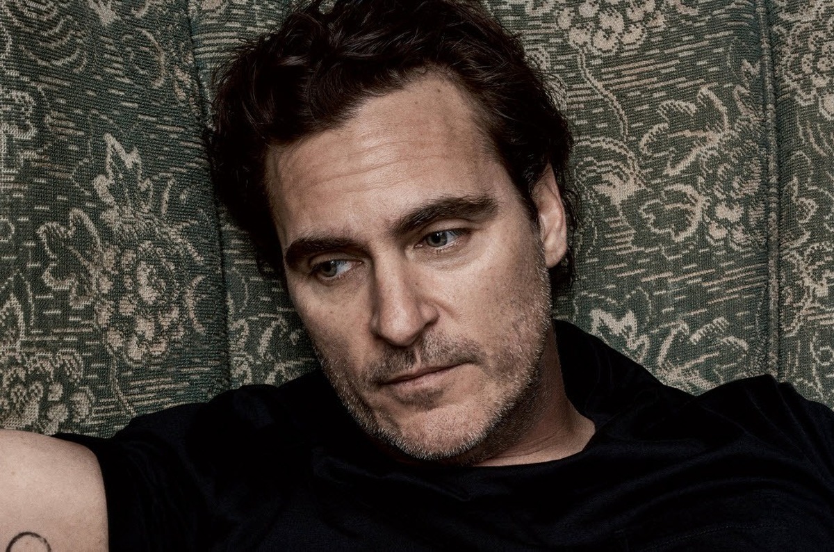 خواکین فینیکس و رونی مارا به عنوان تهیه‌کننده اجرایی به فیلم کوتاه فلسطینی «خوشحالم که الان مُردی» که جایزه کن را دریافت کرده است، پیوستند.