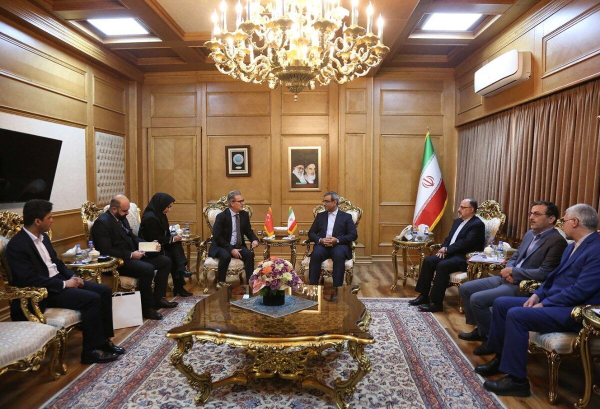 در دیدار استاندار خراسان رضوی با سرکنسول جمهوری ترکیه در مشهد، توسعه همکاری‌ها در حوزه‌های علمی، فرهنگی و اقتصادی به‌عنوان یکی از اولویت‌های مشترک دو طرف مورد تأکید قرار گرفت و بر استفاده از ظرفیت‌های تاریخی و تمدنی دو کشور برای تعمیق تعاملات تأکید شد.