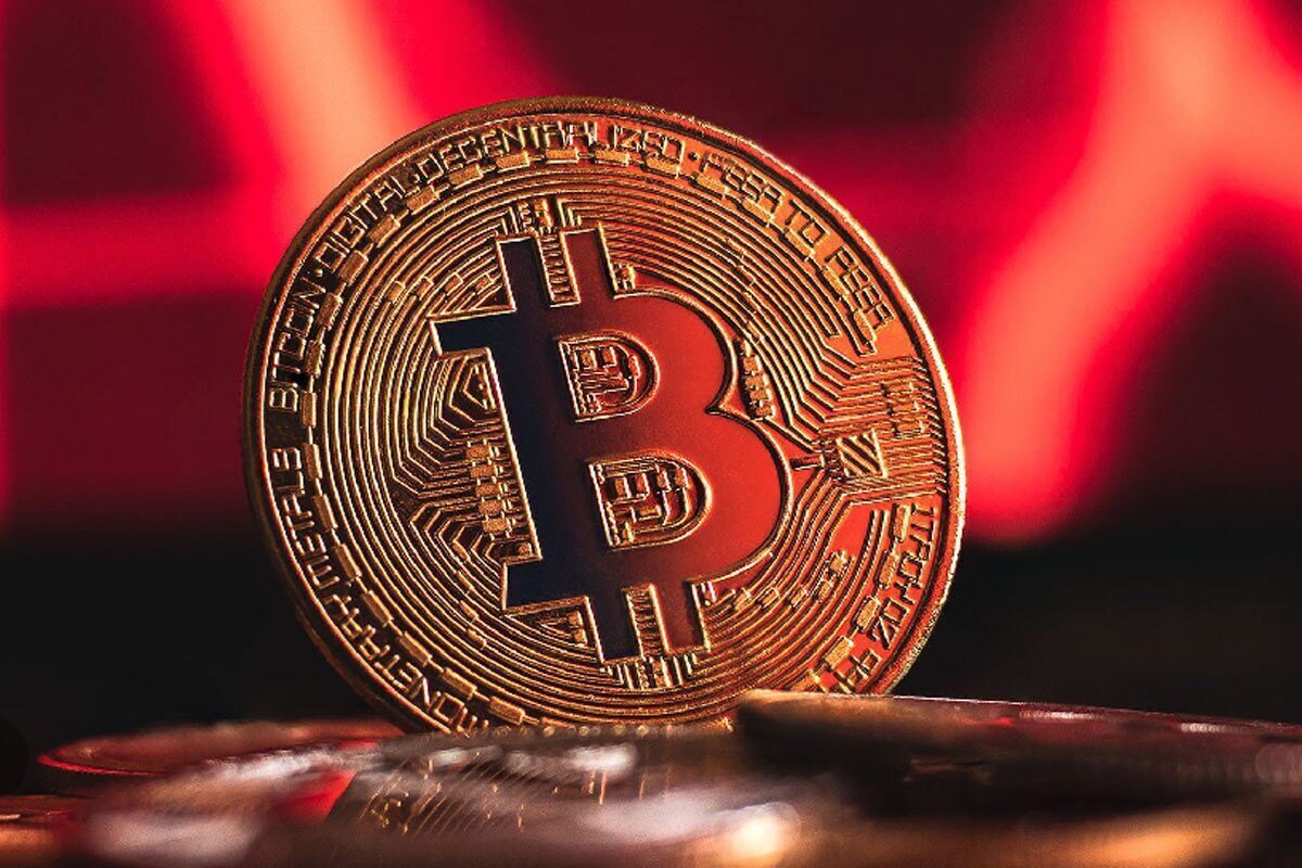 بیت‌کوین و سایر رمزارزها، اواخر روز دوشنبه ۲۶ آبان، در بحبوحه رکود گسترده‌تر در دارایی‌های ریسک‌پذیر، به سقوط خود ادامه دادند.