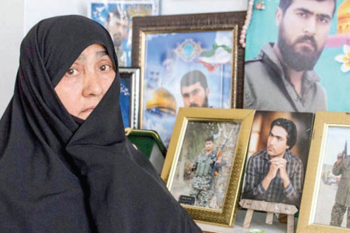 مادر شهید مدافع حرم سید احمد جعفری این روز‌ها خانه کوچکش را با قاب‌های پسرش پر کرده؛ پسری که به‌گفته خودش «دردانه مادر» بود و جوانی‌اش را برای دفاع از حرم حضرت زینب (س) گذاشت و رفت؛ برای همیشه.