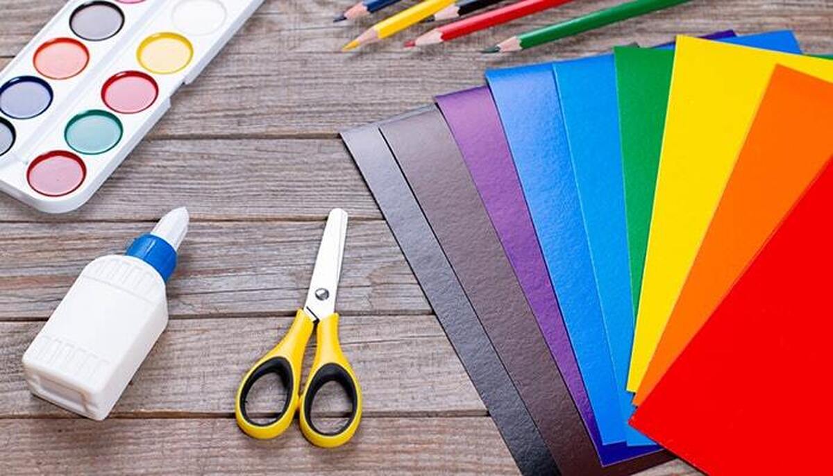 یک بطری خالی دارید؟ بیایید آن را تبدیل کنیم به یک فیل بامزه که البته قرار است با خرطومش برای ما در لیوان آب بریزد! پس با کمی رنگ و کاغذ، این کلمن عروسکی را بسازید.