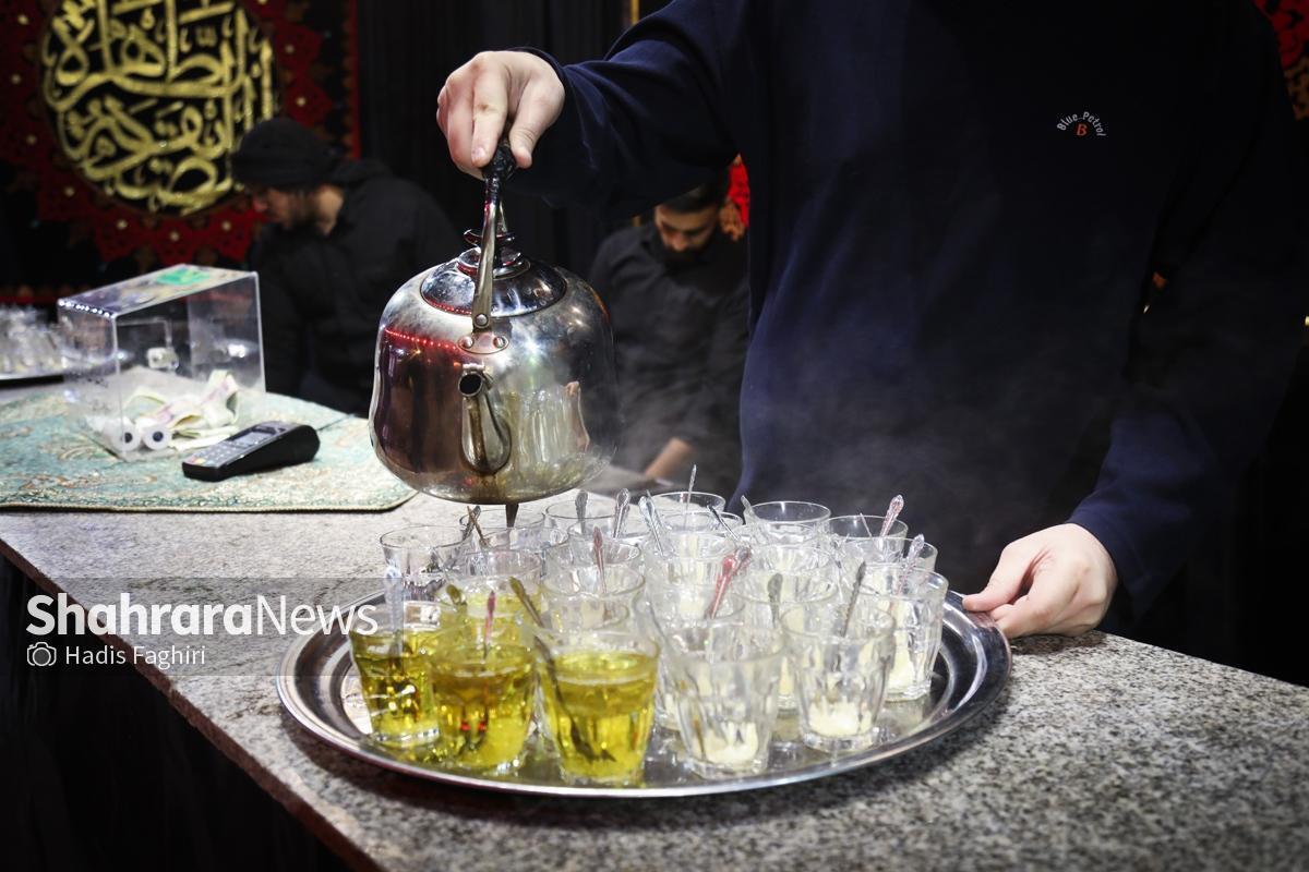 خادمان پیر و جوان در خیمه حضرت صاحب‌الزمان(عج) واقع در میدان طالقانی مشهد به عزاداران شهادت حضرت فاطمه‌زهرا(س) خدمت‌سرانی می‌کنند‌.