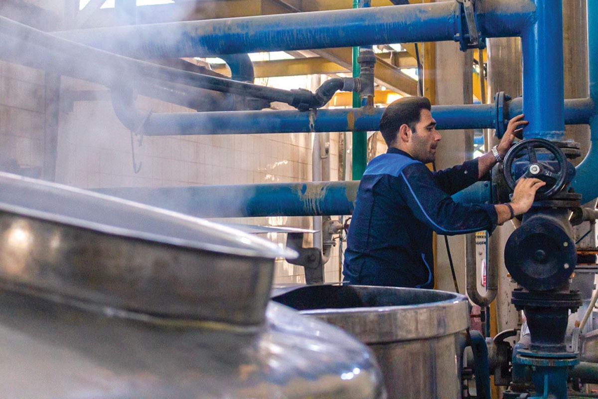 ماجرا به قبوض صادرشده برای صنایع خراسان رضوی بازمی‌گردد. در این قبوض گزینه‌ای با عنوان هزینه تجاوز از قدرت (دیماند) اضافه شده که طبق بررسی‌ها از ۱۰۰‌میلیون تومان تا بیش از ۲ میلیارد تومان به هزینه برق واحد‌های صنعتی اضافه می‌کند.