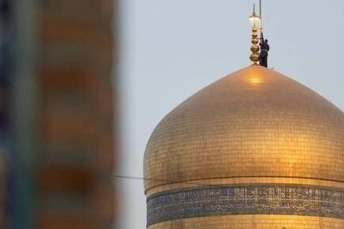 تعویض پرچم گنبد منور رضوی در آستانه شهادت حضرت زهرا (س) + فیلم و عکس