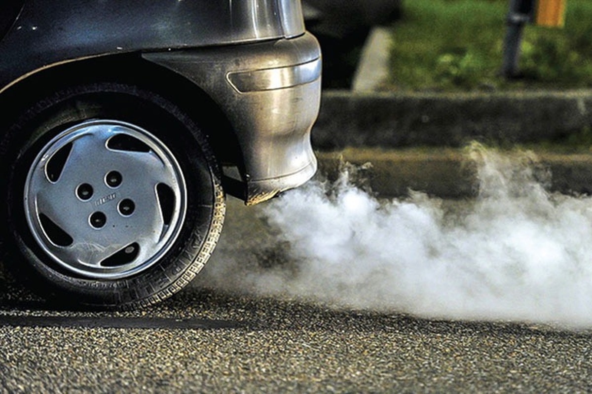 رئیس پلیس راهور مشهد گفت: مالکان چهار هزار دستگاه خودرو آلاینده و فاقد معاینه فنی طی آبان‌ ماه روزانه توسط ماموران راهور یا دوربین‌های نظارت ترافیکی در کلانشهر مشهد جریمه شده‌اند.