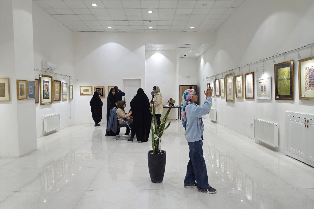 تماشای دنیایی از نقش و نگار ایرانی در نمایشگاه گروهی تذهیب و نگارگری تماشای دنیایی از نقش و نگار ایرانی در نمایشگاه گروهی تذهیب و نگارگری
