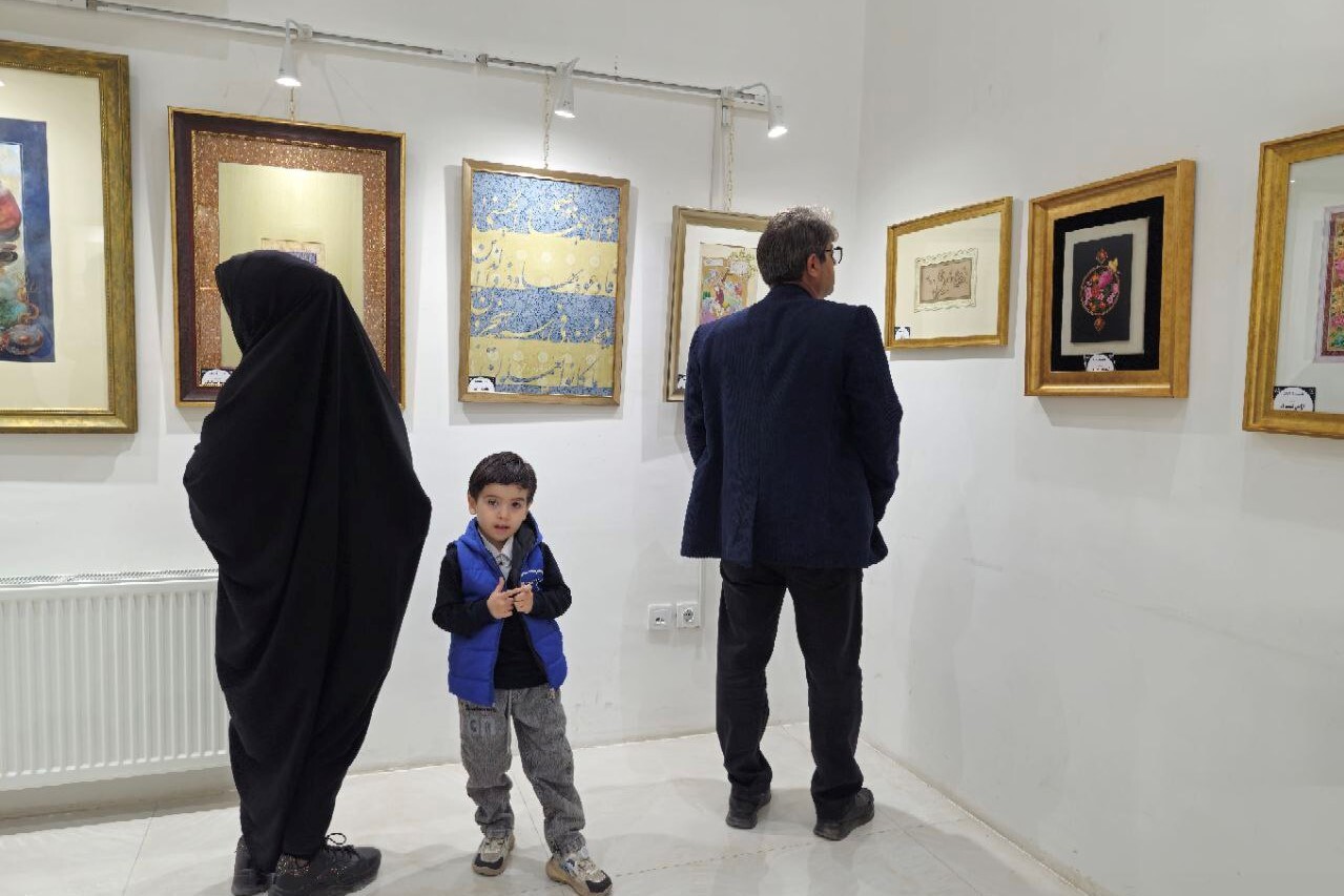 تماشای دنیایی از نقش و نگار ایرانی در نمایشگاه گروهی تذهیب و نگارگری تماشای دنیایی از نقش و نگار ایرانی در نمایشگاه گروهی تذهیب و نگارگری