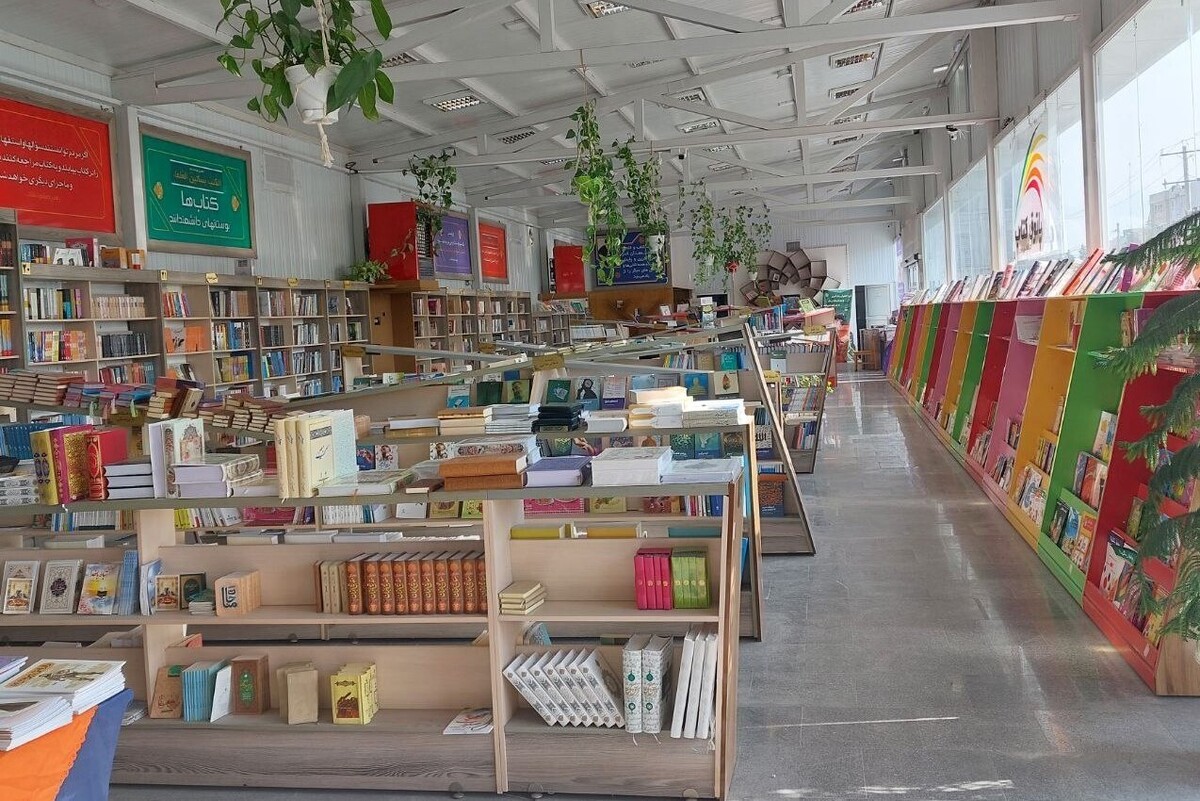 یک فعال فرهنگی می‌گوید: دنبال مکانی در حاشیه شهر بودیم که به پیشنهاد سازمان سامان‌دهی مشاغل شهری، یکی از فروشگاه‌های شهرما که در بولوار میرزاکوچک‌خان بود، انتخاب شد و به پاس قدردانی از این مشارکت، اسم این فروشگاه را «پاتوق کتاب شهرما» گذاشتیم.