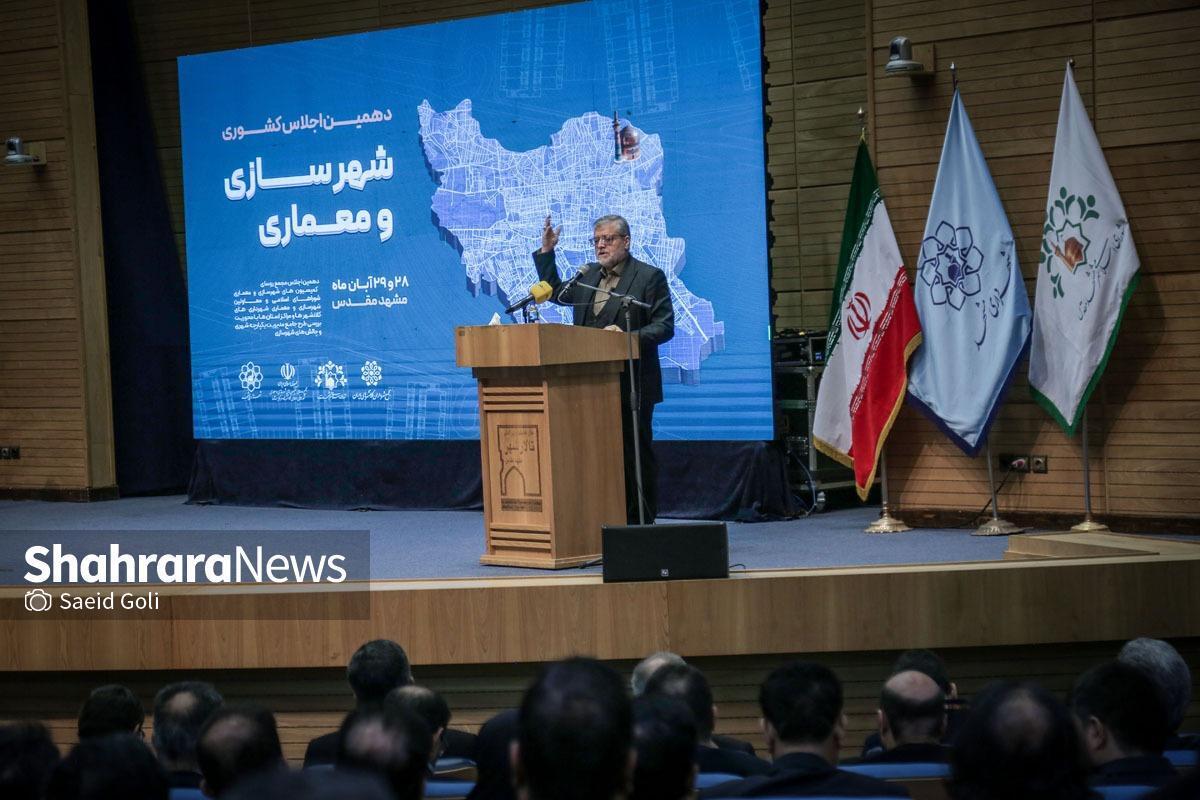 شهردار مشهد گفت: از سال ۱۴۰۲ تاکنون، افزون بر ۴۰۰ فرایند زائد و دست‌وپاگیر و بیش از ۱۵۰۰ امضای اضافی در فرایند‌ها حذف شده است. در همین بحث صدور پروانه‌ها بالغ بر ۱۲۰ روز زمان لازم برای این فرایند کاهش پیدا کرده و ما اعتقاد داریم بازهم می‌تواند این فرایند‌ها تسهیل و تسریع شود.