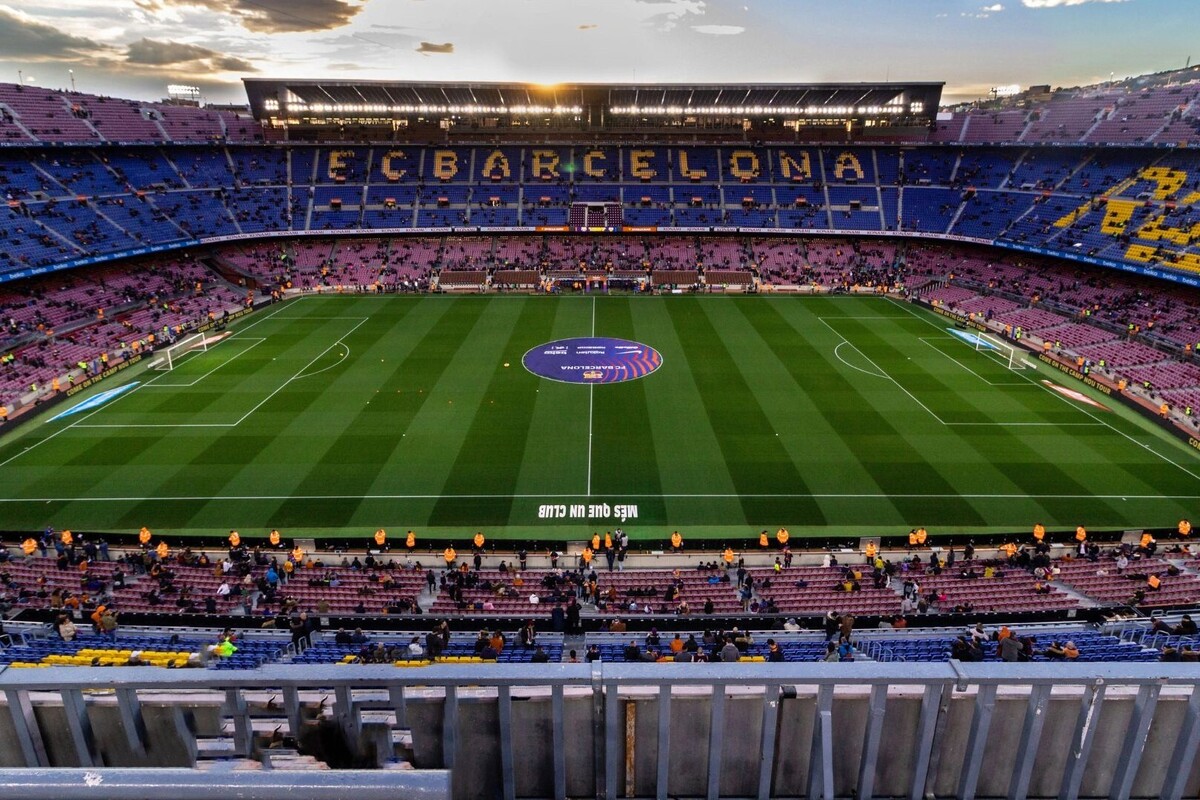 ورزشگاه نیوکمپ پس از حدود ۳ سال بازسازی آماده شد و آبی اناری پوشان می‌توانند به ورزشگاه خانگی خود بازگردند.