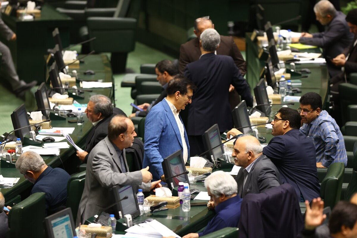 سخنگوی هیأت‌رئیسه مجلس از برگزاری جلسات علنی در روزهای سه‌شنبه و چهارشنبه ۴ و ۵ آذرماه خبر داد و تأکید کرد: صحن مجلس این هفته میزبان بررسی مجموعه‌ای از طرح‌ها و لوایح مهم، چند گزارش نظارتی و یک سؤال ملی خواهد بود.