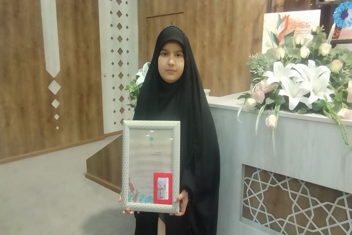 فاطمه ابویسان، دانش‌آموز ۱۳ساله از روستای آبروان از توابع مشهد، از ابتدای سال تاکنون (آبان ۱۴۰۴)، ۲۰۰ کتاب مطالعه کرده و با علاقه و پشتکار خود توانسته مهارت‌های نقد کتاب، نویسندگی و بیان افکار را تقویت کند.