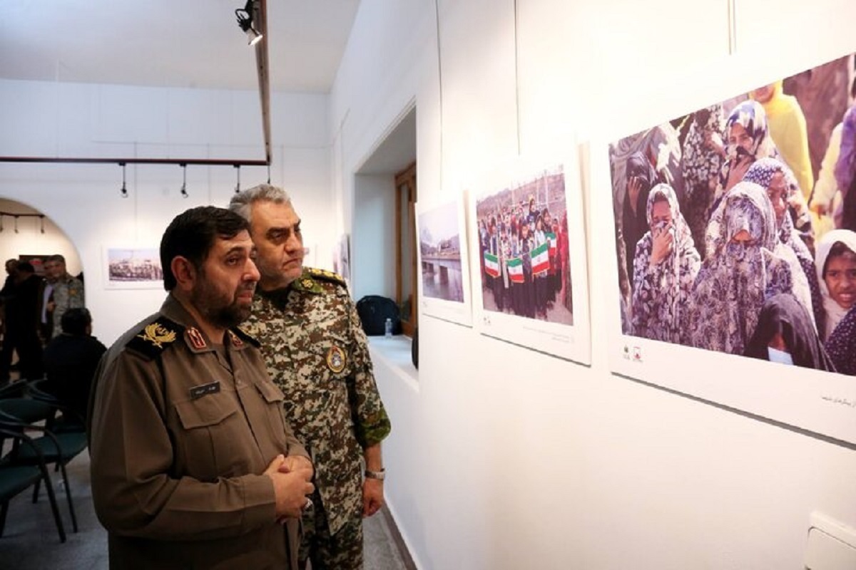 نمایشگاه عکس «بر شانه‌های اشک» که روایتی تصویری از آیین‌های ملی تکریم و تشییع پیکر مطهر شهدای ایران است، با حضور جمعی از فرماندهان، مدیران فرهنگی و هنرمندان افتتاح شد.