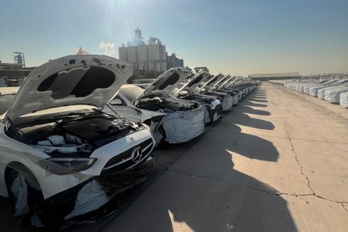 بزرگترین محموله خودرو‌های سواری مرسدس بنز متعلق به ایران خودرو وارد گمرک شد و به زودی وارد بازار می‌شود.