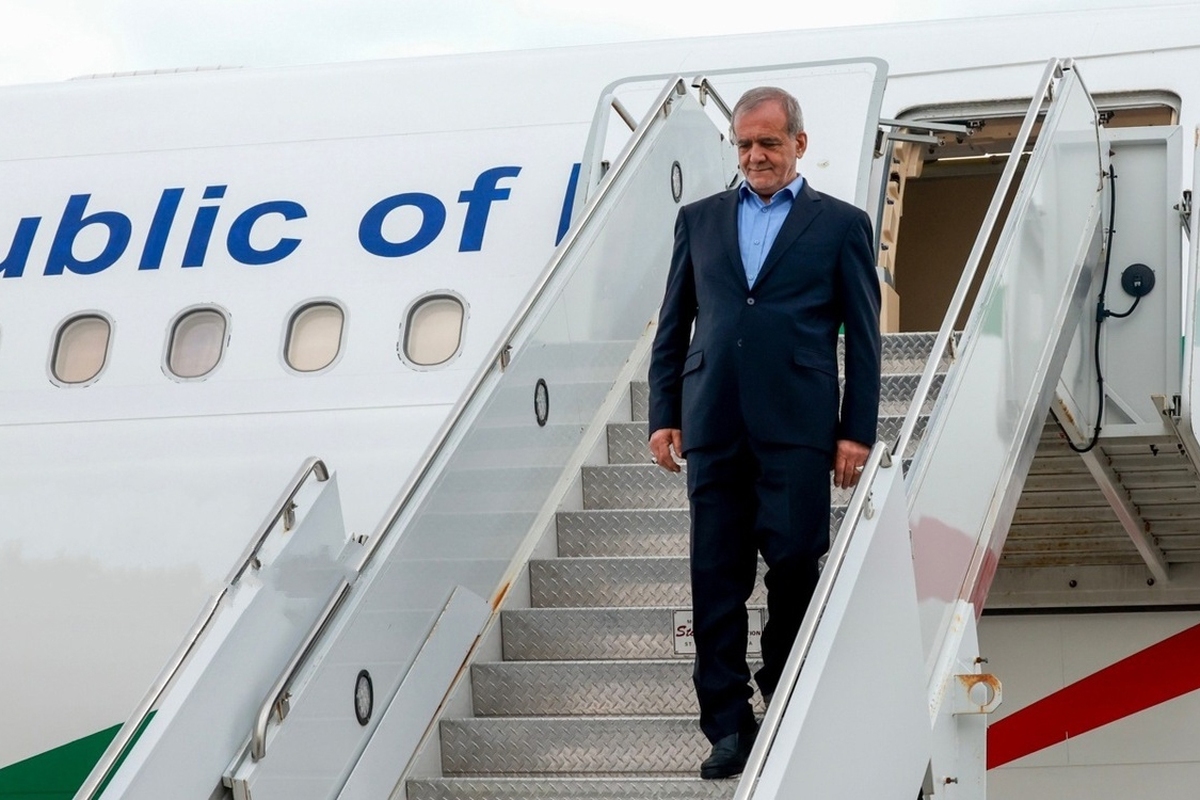 ایسنا/قزوین رئیس دولت چهاردهم در چهاردهمین سفر استانی با استقبال نماینده ولی فقیه، استاندار و مسئولین اجرایی، نظامی و انتظامی وارد قزوین شد.