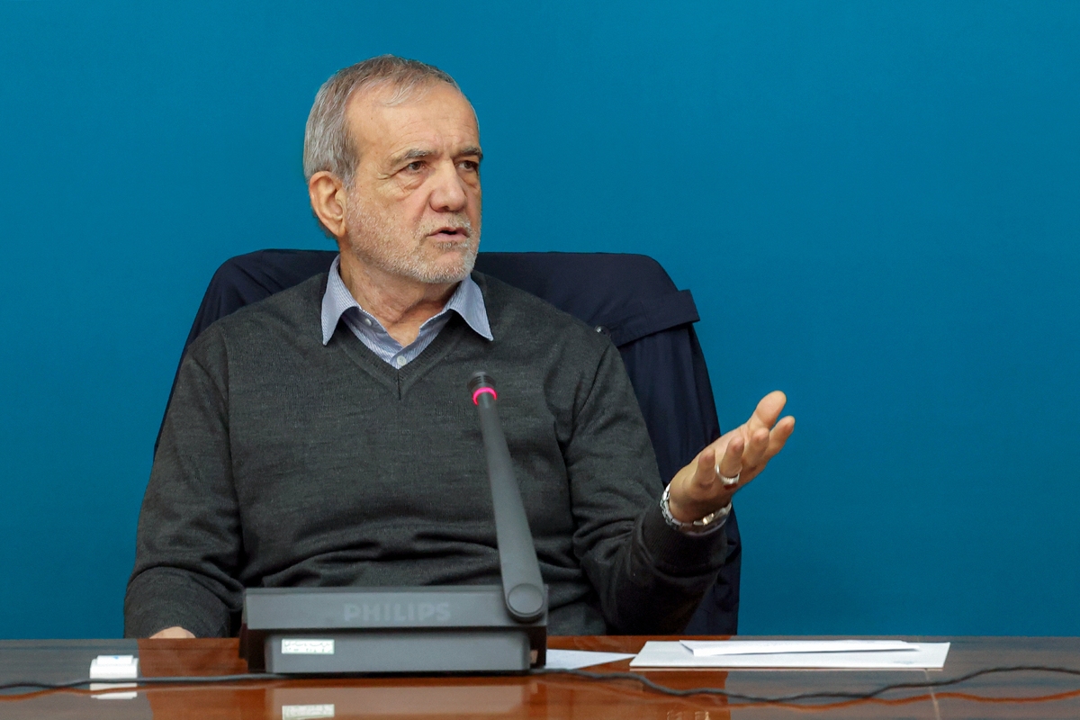 رئیس جمهور در جمع فعالان فرهنگی قزوین گفت: اگر می‌خواهیم مملکت و شهر و جامعه درست شود باید دنبال حرف درست باشیم باید با مردم شفاف و صادق باشیم.