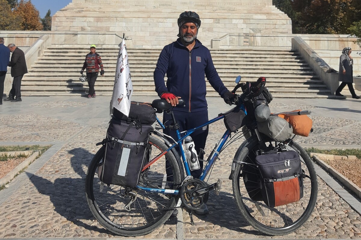 این سفر فرهنگی که با شعار «فارسی پلی است از مهر و اندیشه میان میهن و دل‌های بی‌مرز» آغاز شد، به یاد و احترام شاعران پارسی و جایگاه زبان فارسی در میان کشور‌های فارسی‌زبان شکل گرفت.