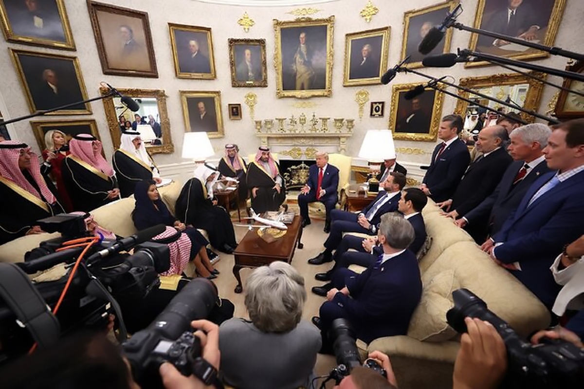 یک روز پس از آنکه دونالد ترامپ، خبرنگار‌ ای‌بی‌سی‌نیوز را به باد انتقاد گرفت و خواستار لغو مجوز پخش این شبکه شد، کاخ سفید حملات خود را تشدید کرد و با انتشار بیانیه‌ای مطبوعاتی گفت که این شبکه بخشی از «یک عملیات فریبکارانه دموکرات‌هاست که خود را به عنوان یک شبکه پخش رسانه‌ای جا زده است.»