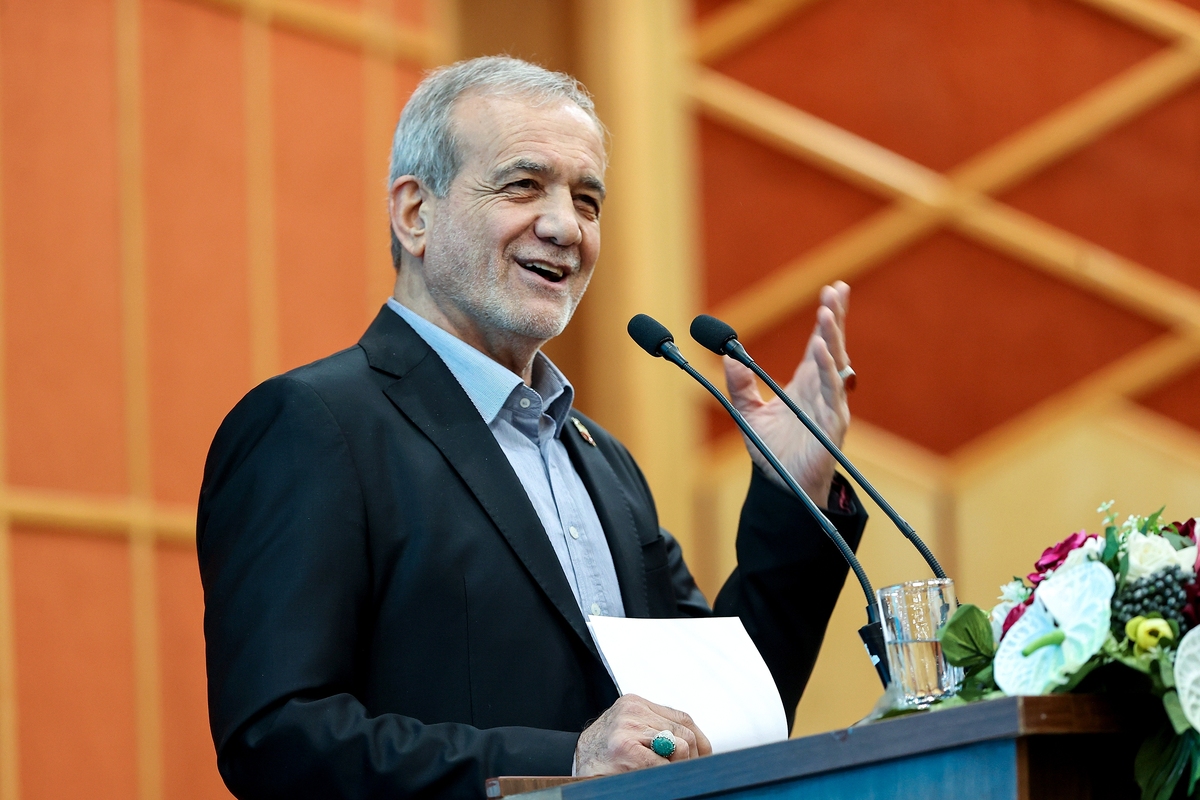 رئیس جمهور با تاکید بر اینکه مصمم هستیم با رفع مشکلات و افزایش تولید کشور با عزت و سربلندی به مسیر توسعه و پیشرفت خود ادامه دهیم، گفت: برای فراهم کردن بسترها برای رونق تولید هیچ محدودیتی نداریم و هماهنگی خوبی بین سران سه قوه در این زمینه وجود دارد.