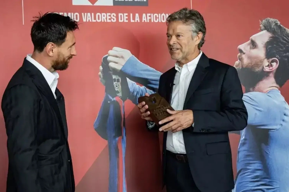 لیونل مسی در مراسمی که روزنامه اسپورت اسپانیا برای تجلیل از او برگزار کرد از بازگشت خود به بارسلونا البته به عنوان هوادار و نه بازیکن خبر داد.