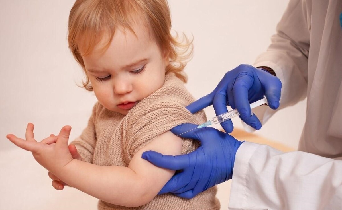 عضو هیأت علمی دانشگاه علوم پزشکی شیراز با تأکید بر اهمیت واکسیناسیون به موقع کودکان و شیرخواران، نکات کاربردی و علمی مراقبت قبل و بعد از تزریق واکسن را تشریح کرد.