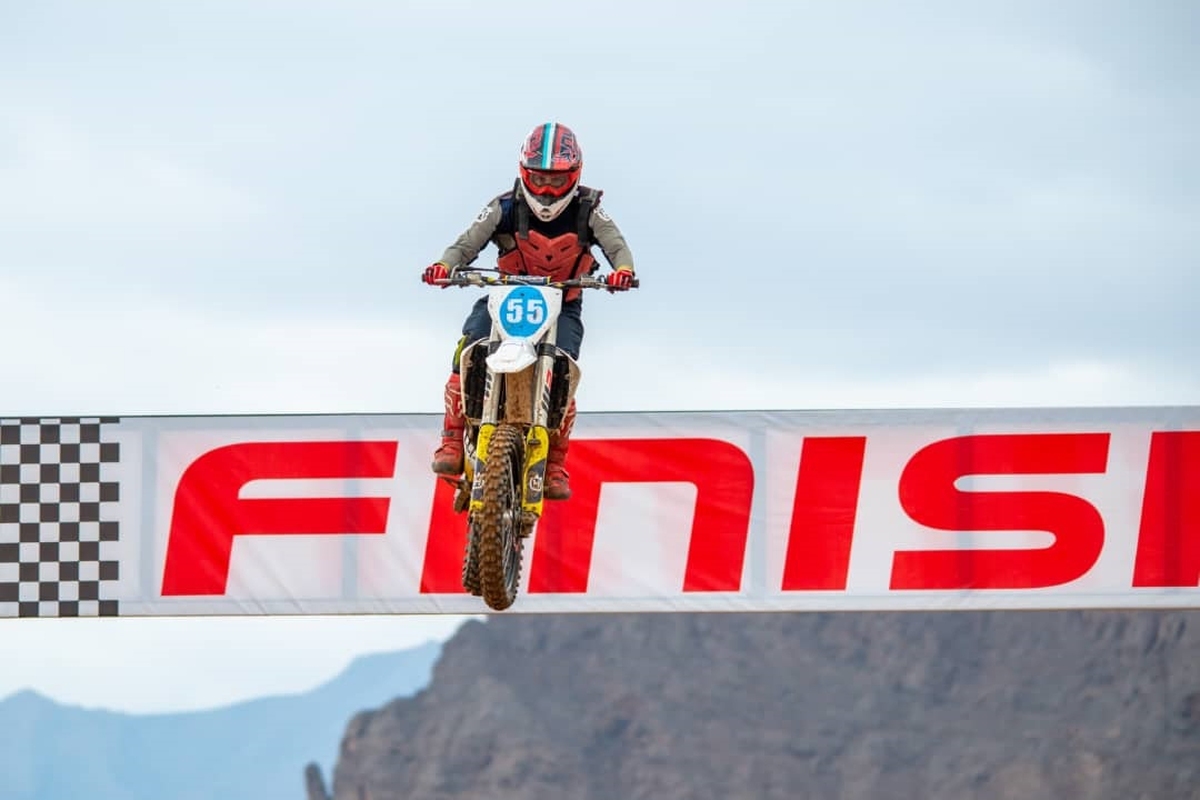 دختر موتورسوار تیم ملی، هنگام تمرین در پیست موتورکراس آزادی از مانعی بلند سقوط کرد و به علت برخورد شدید با زمین به کما رفت.