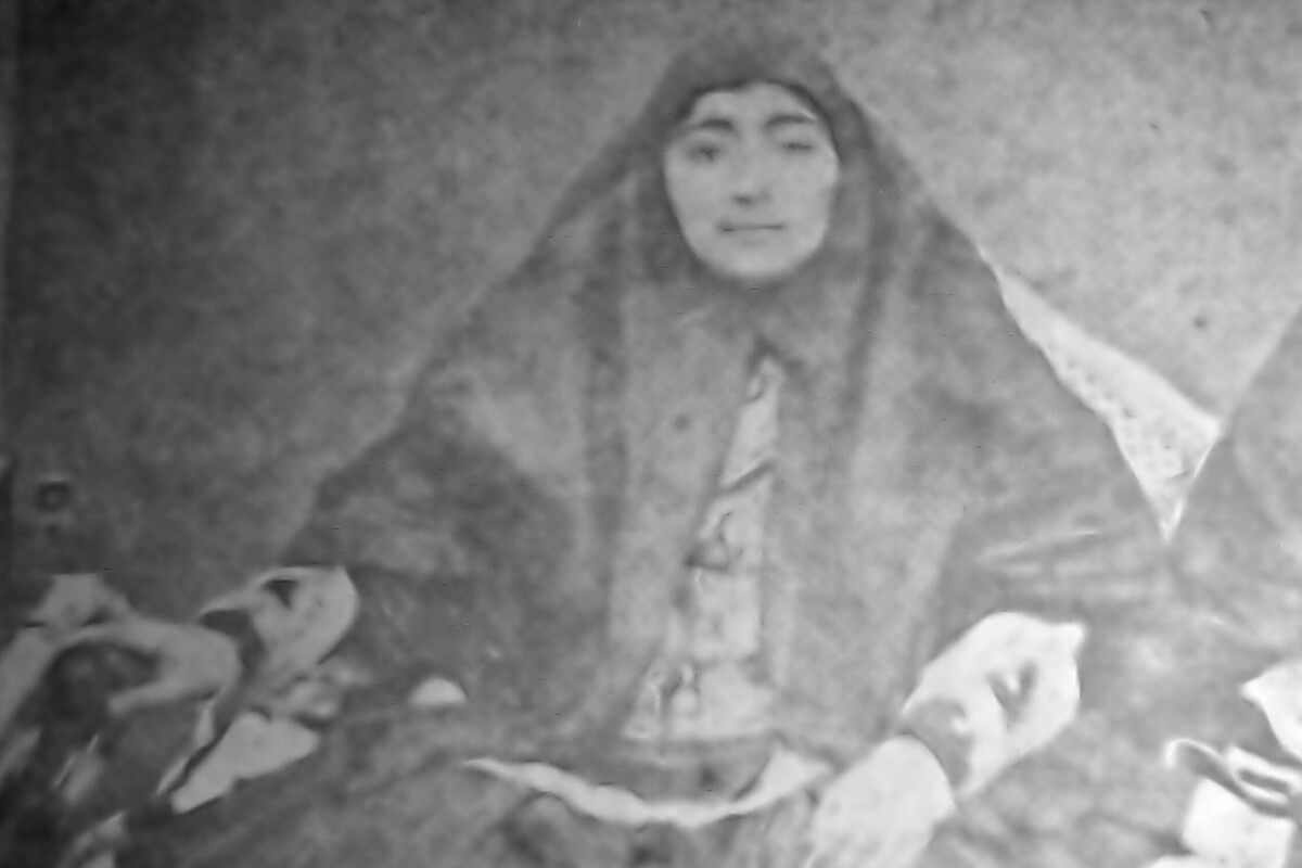 در روزگاری که بسیاری از شاهزادگان قاجار غرق در لقب‌ها و بی‌عملی بودند، اشرف‌الملوک فخرالدوله ــ دختر مظفرالدین‌شاه ــ مسیر دیگری را انتخاب کرد؛ مسیری که او را به نخستین زن کارآفرین ثبت‌شده در مطبوعات ایران بدل کرد. از تأسیس آسایشگاه سالمندان گرفته تا پایه‌گذاری اولین تاکسی‌رانی کشور، او برای مردم اشتغال آفرید و آینده‌ای متفاوت ساخت.