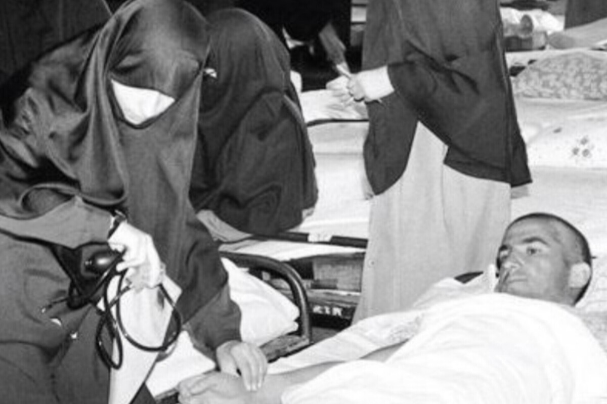 پرستاری که روزهای آتش و خون را در دزفول تجربه کرده، پس از سال‌ها از شبی می‌گوید که ده‌ها مجروح در راهروها ناله می‌کردند و عکسی ثبت شد که بعدها نماد فداکاری زنان امدادگر شد؛ زنانی که امنیت امروز را با شب‌های بی‌خوابی و رنج خریدند.