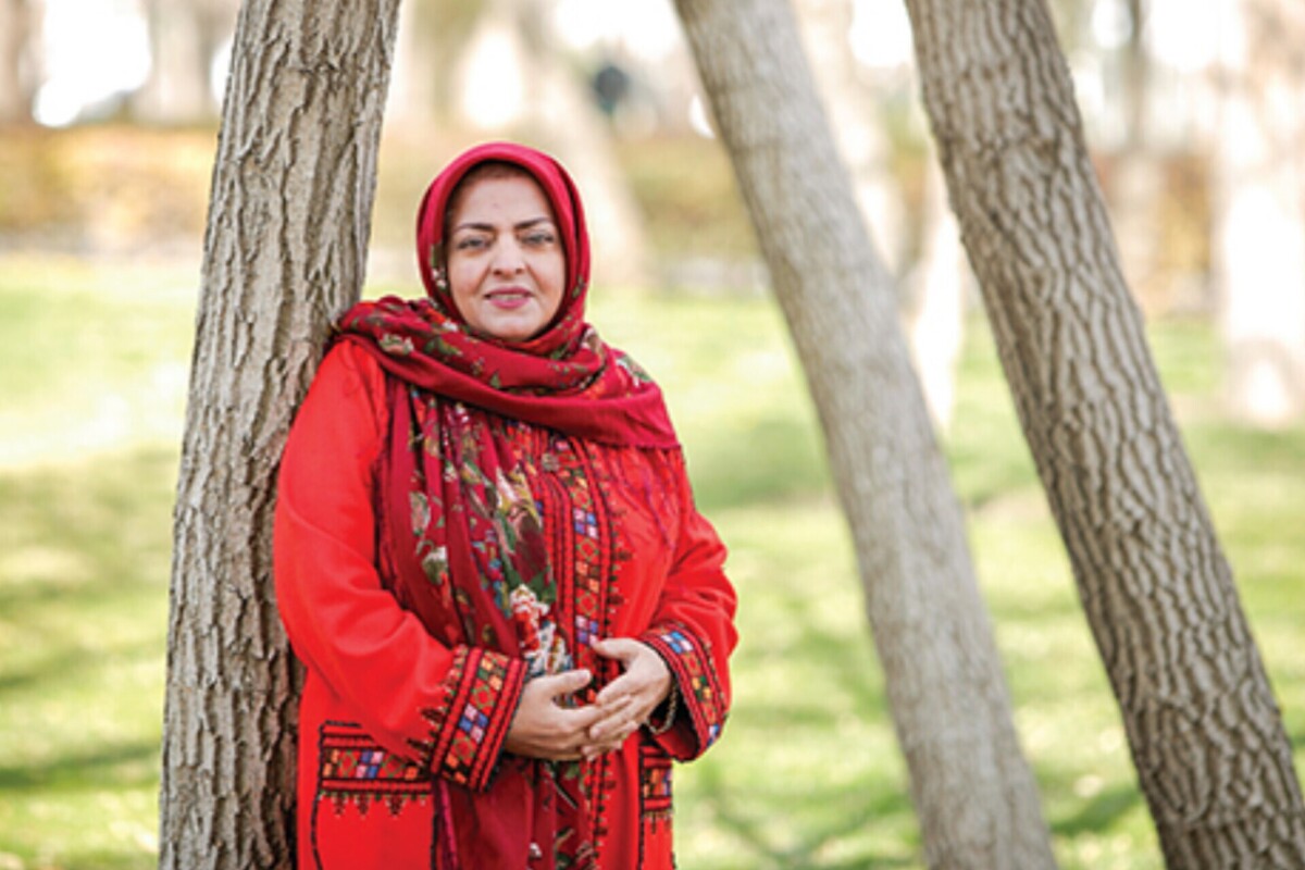 ناهید دلشادراد، هنرمندی که ریشه هنر در خانواده‌اش نسل‌ها امتداد دارد، بیش از دو دهه است هنر‌های دستی را دوباره زنده کرده و به زنان آموزش داده است؛ آموزشی که بسیاری از آن‌ها را به کارآفرین، تولیدکننده و حتی صادرکننده تبدیل کرده است.