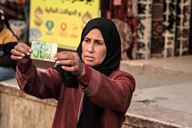 گزارش تصویری | زن فلسطینی با ترمیم اسکناس‌های پاره امرار معاش می‌کند