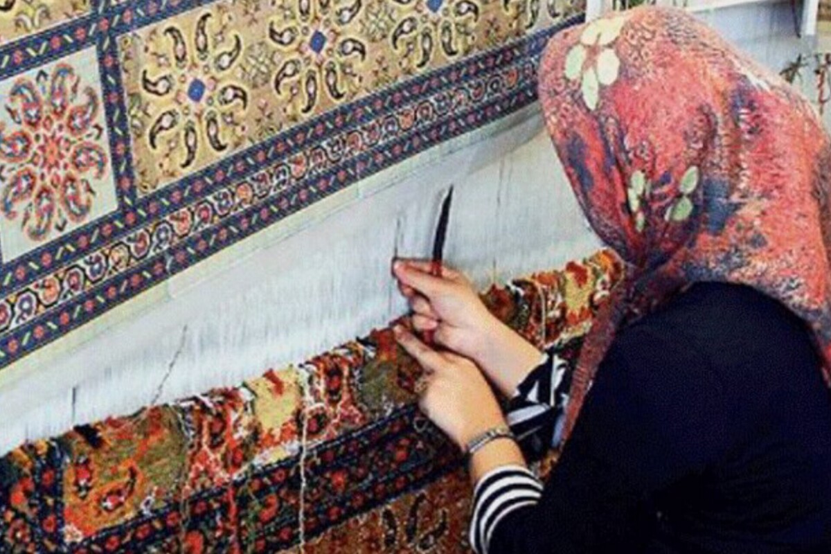 گفت‌و‌گو با عصمت مربی، کارآفرینی که با تولید نخ و فرش دست‌باف برای ۵۰ بانوی سرپرست خانوار اشتغال ایجاد کرده است.