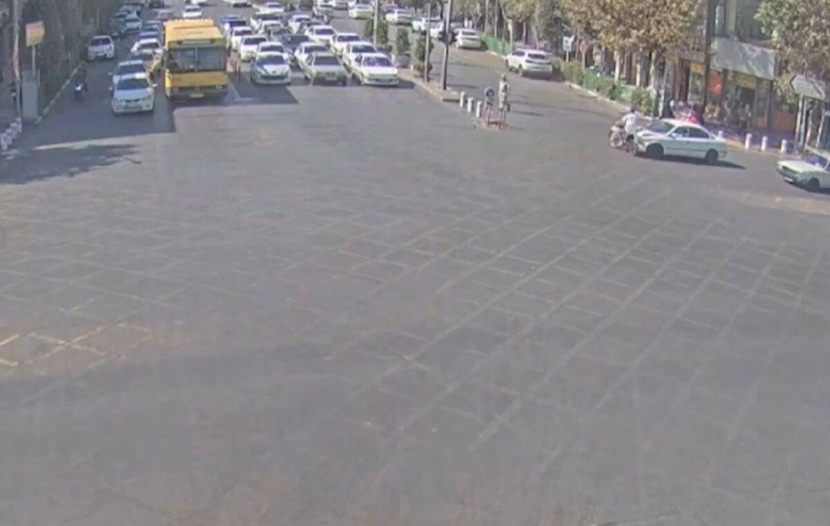 ویدئو | لحظه تصادف موتورسیکلت با یک خودرو در مشهد