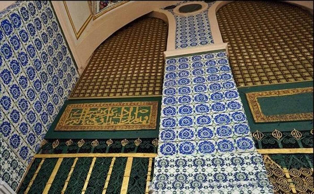 خانه حضرت فاطمه (س) در طرف شرق مسجد پیامبر (ص)، هم‌ردیف دیگر حجره‌های رسول الله (ص) و در وسط آنها قرار داشت.