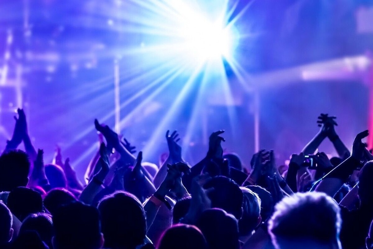 چندین گروه موسیقایی طی روزهای اول تا پانزدهم آبان در سالن‌ها و تالارهای مختلف تهران و دیگر شهرهای کشور به اجرای برنامه‌های زنده خود در قالب‌های مختلف می‌پردازند.