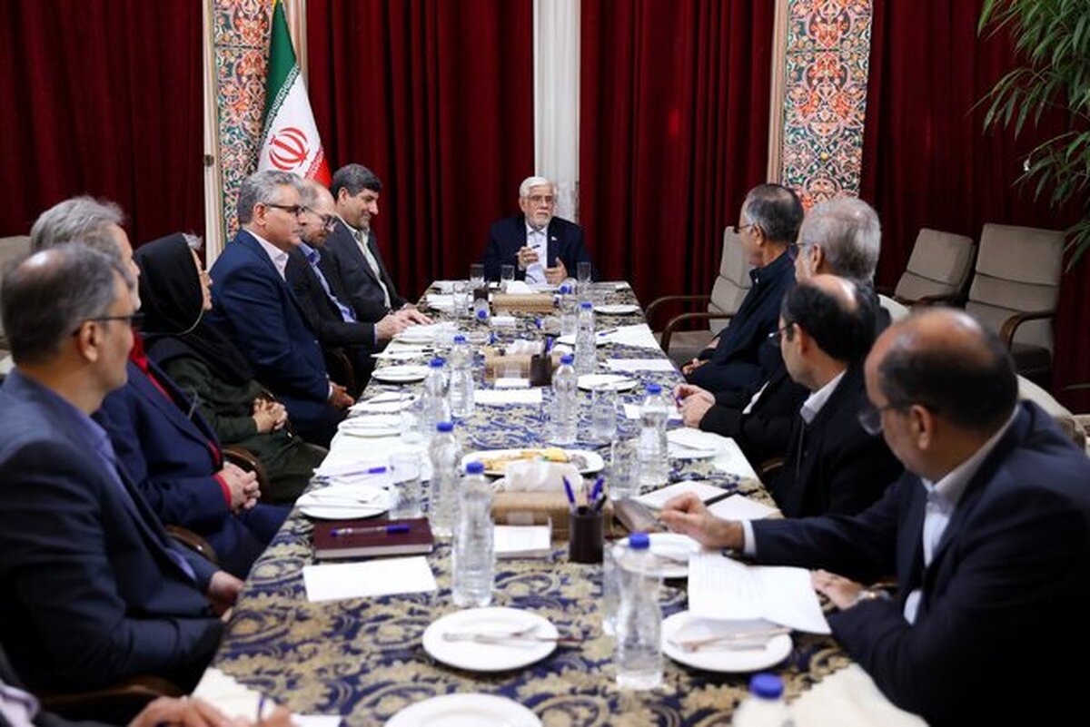 معاون اول رئیس‌جمهور با اشاره به ضرورت برقراری تعامل دوسویه بین دانشگاه و نظام حکمرانی کشور، گفت: دانشگاه‌ها و انجمن‌های علمی با ارائه راه‌حل عملیاتی برای مشکلات و بحران‌های کشور، به دولت کمک کنند.