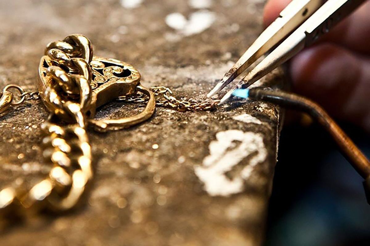 نایب‌رئیس اتحادیه طلا و جواهر گفت: در یک سال گذشته، تولید طلا و جواهر در ایران ۷۰ درصد کاهش پیدا کرده و مردم دیگر مصنوعات طلا نمی‌خرند.