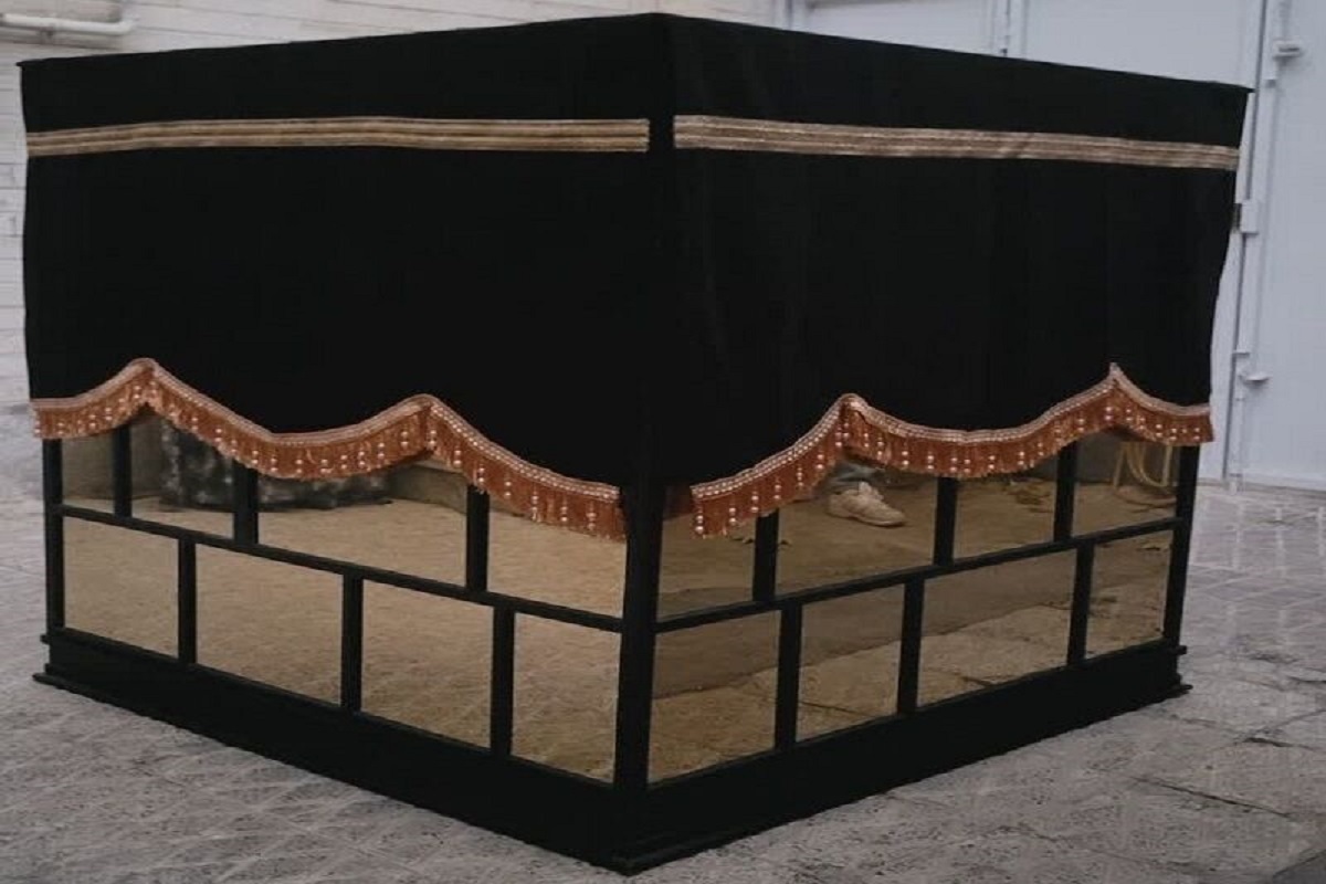 یک کاتب قرآن کریم از نمایش قرآن طراحی‌شده به شکل کعبه در مشهد خبر داد که این قرآن را بر روی ۷۰ خشت فلزی حکاکی کرده است.