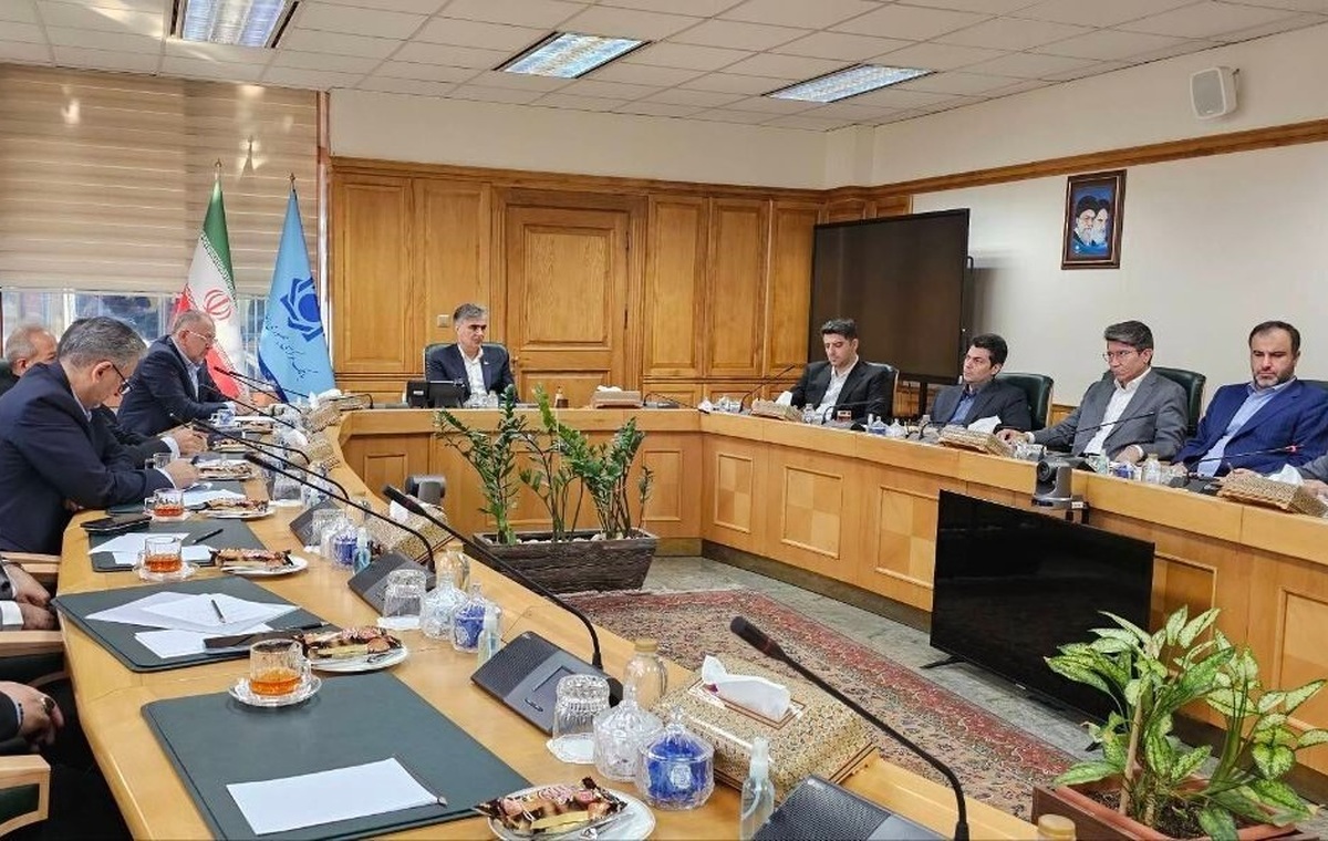 رئیس‌کل بانک مرکزی با بیان اینکه سازوکار اتخاذ شده در قبال بانک ناتراز و ناسالم آینده، سازوکار ادغام نیست، گفت: اولویت نخست صندوق ضمانت سپرده‌ها باید استفاده از روش‌های متنوع برای فروش دارایی‌های تملک‌شده بانک منحل شده آینده و نقد کردن آنها باشد.