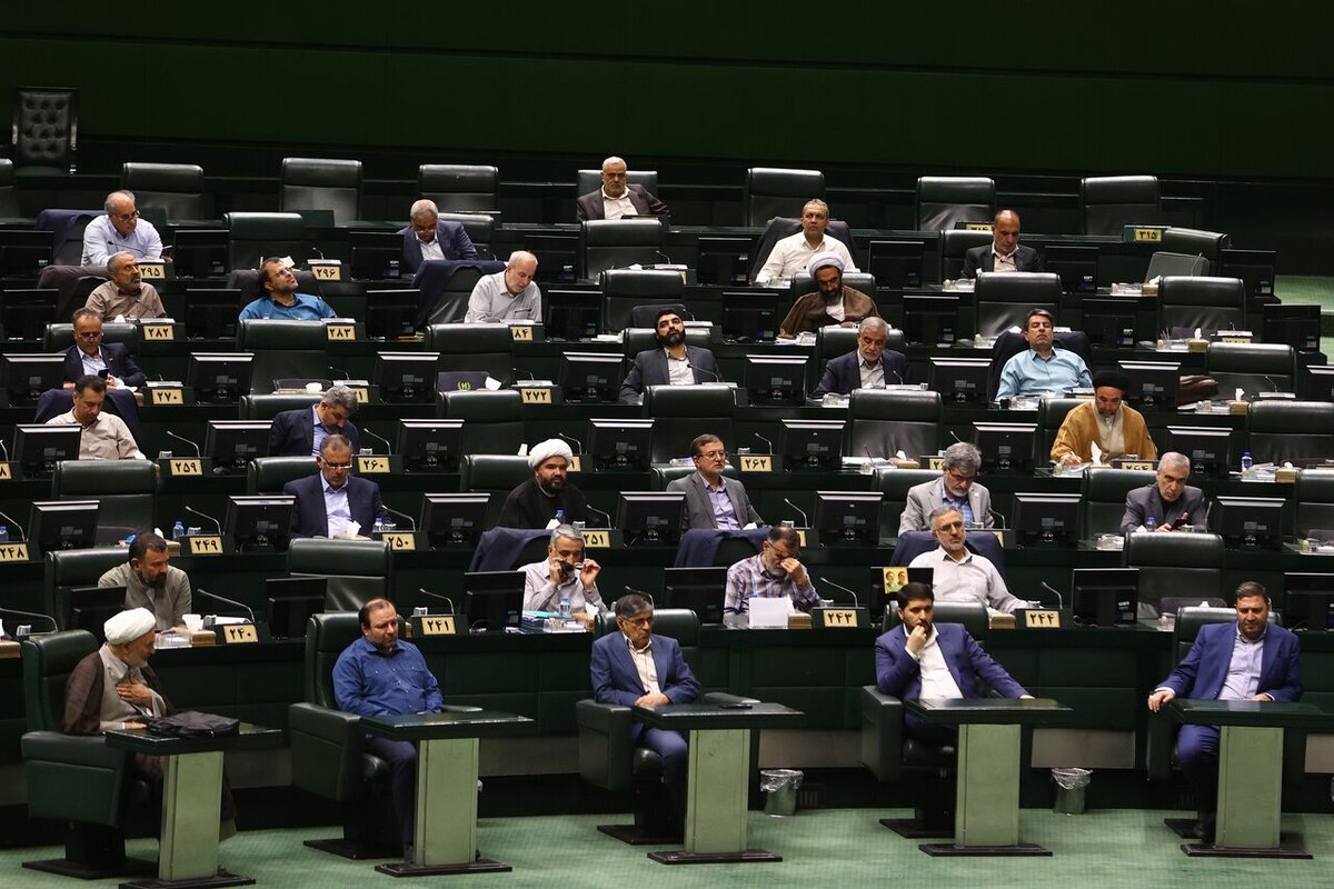 سخنگوی هیئت‌رئیسه مجلس شورای اسلامی گفت: رئیس سازمان برنامه و بودجه و وزیر کار برای ارائه گزارشی درباره نحوه رسیدگی به امور معیشتی خانوارهای کم‌درآمد، نظام دهک‌بندی و ارائه اقلام ضروری در قالب بسته معیشتی پایه به صورت کالابرگ الکترونیکی در نشست هفته جاری مجلس حضور خواهند یافت.